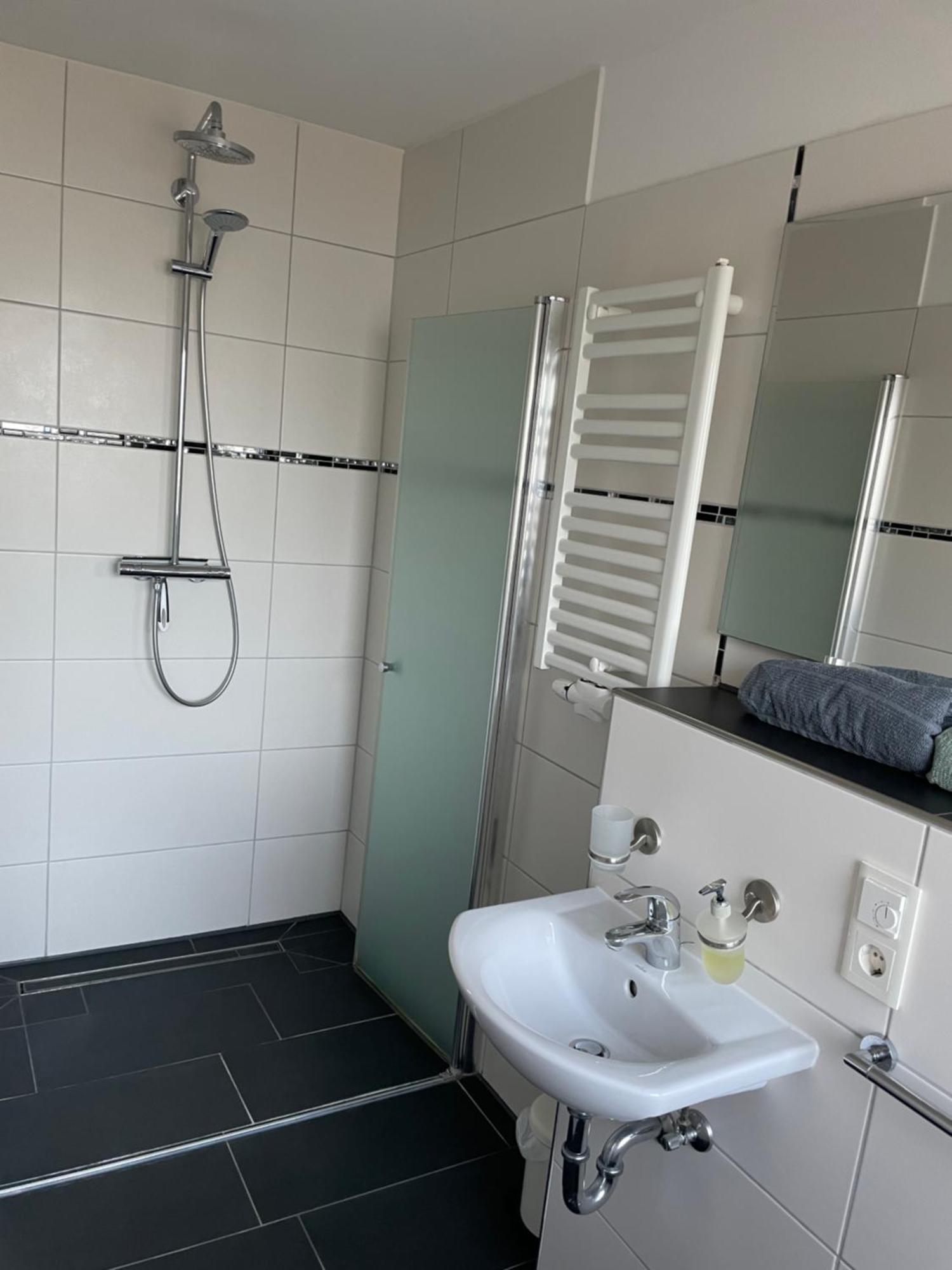 Ferienwohnung Mit Fussbodenheizung Nahe Messe, Gratis Parkplatz Und Abstellplatz E - Bike Hannover Exterior foto